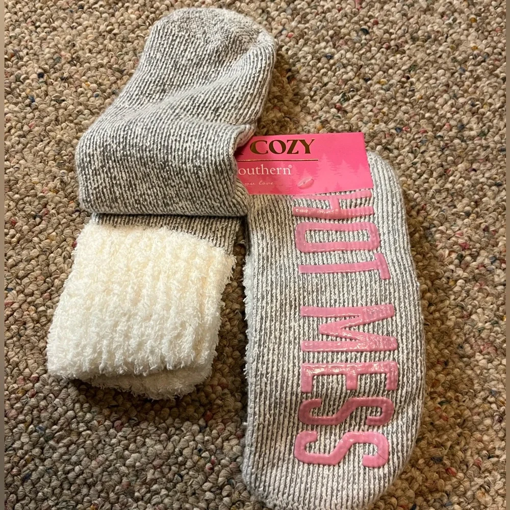 🆕 Simply Southern HOT MESS Non Slip Socks